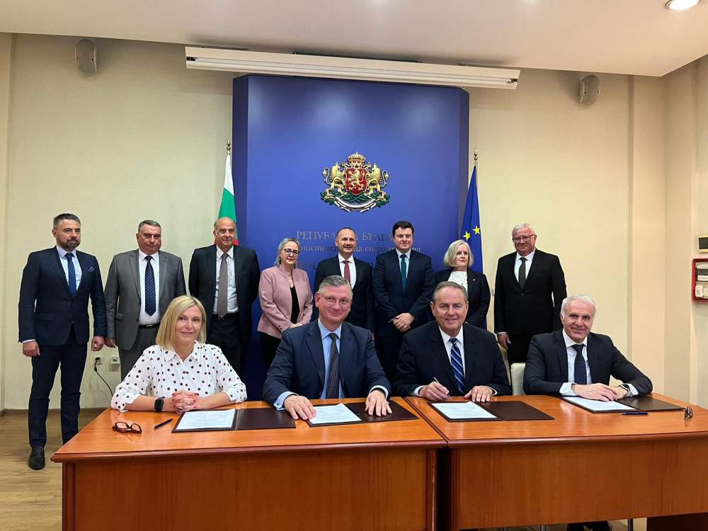 Front row: Angie Darkey, Managing Director – Uranium Asset Management; Boris Schucht – CEO Urenco; Tim Gitzel, President & CEO – Cameco; Aziz Dag, Managing Director – Westinghouse Sweden. 