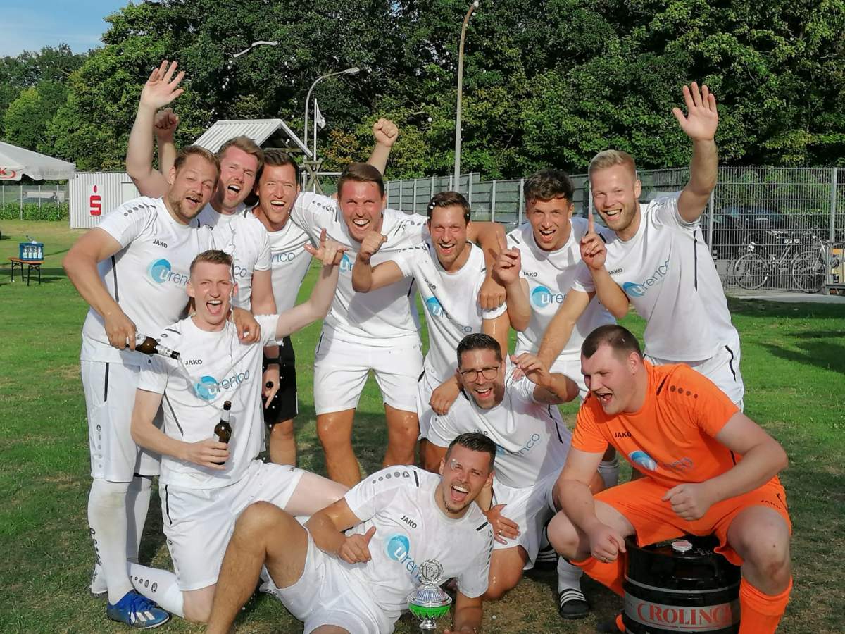 <p>Firmensportgruppen - ob Fußball, Tischtennis oder Laufen, viele Kollegen sind auch im Sportbereich ein tolles Team!</p>