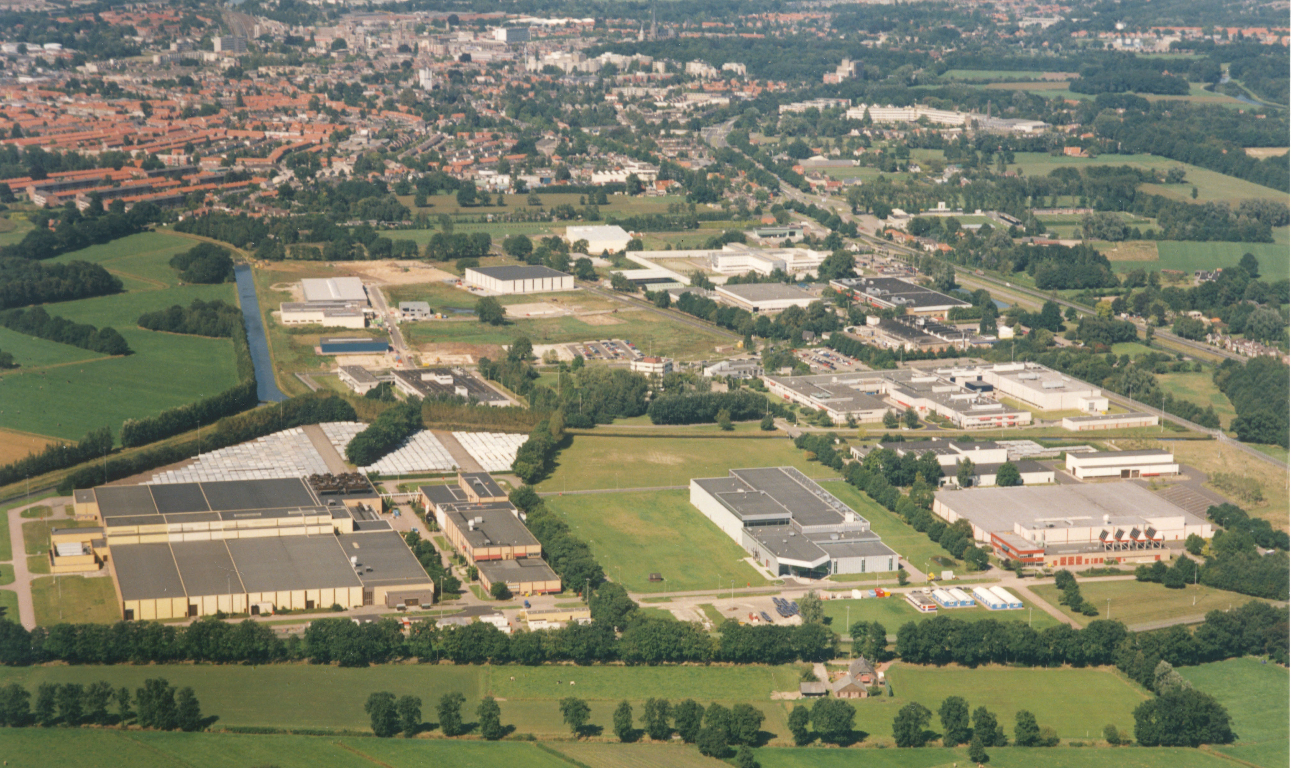 /cdn/uploads/content-images/Aerial_shot_of_the_Urenco_NL_site_in_May_2000_SP5_control_room_and_hall_1.JPG